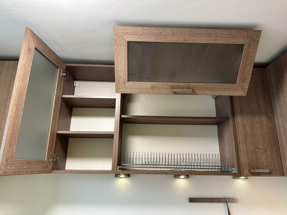 Кухненски шкафове - горни и един долен с чекмеджета