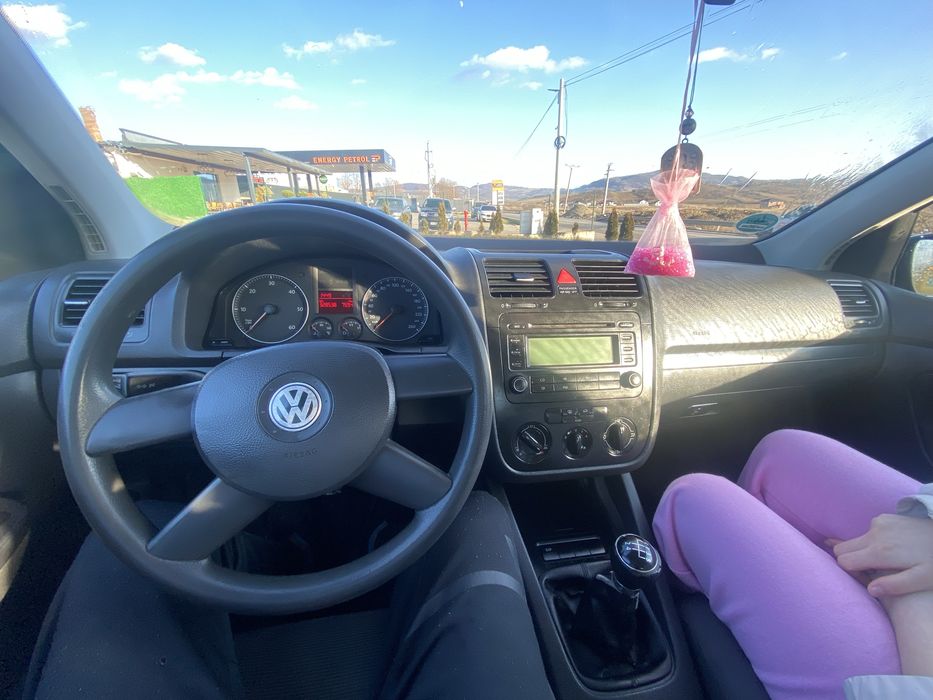 Vand golf 5 gri , cu cutie manuala