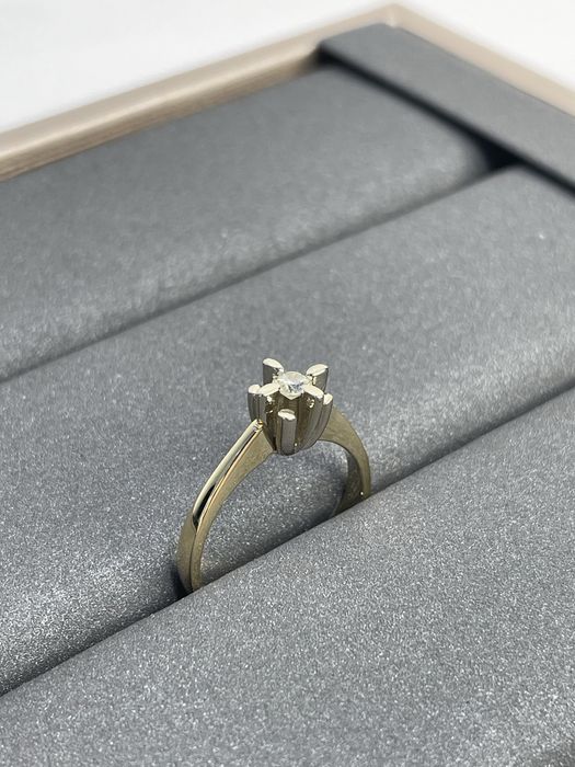 Кольцо с бриллиантом