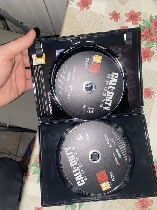 Vand doua jocuri pentru pc, in totial 4 cd uri