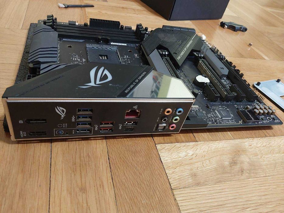 AMD Ryzen 7 5800X + Asus ROG StriX X570-F Gaming