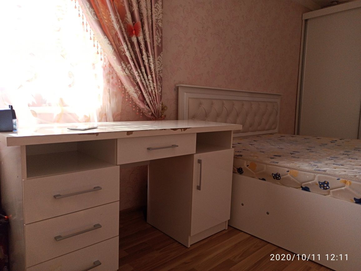 Продается, кровать в комплекте письменный стол, трюмо.: 4 000 000 сум ...