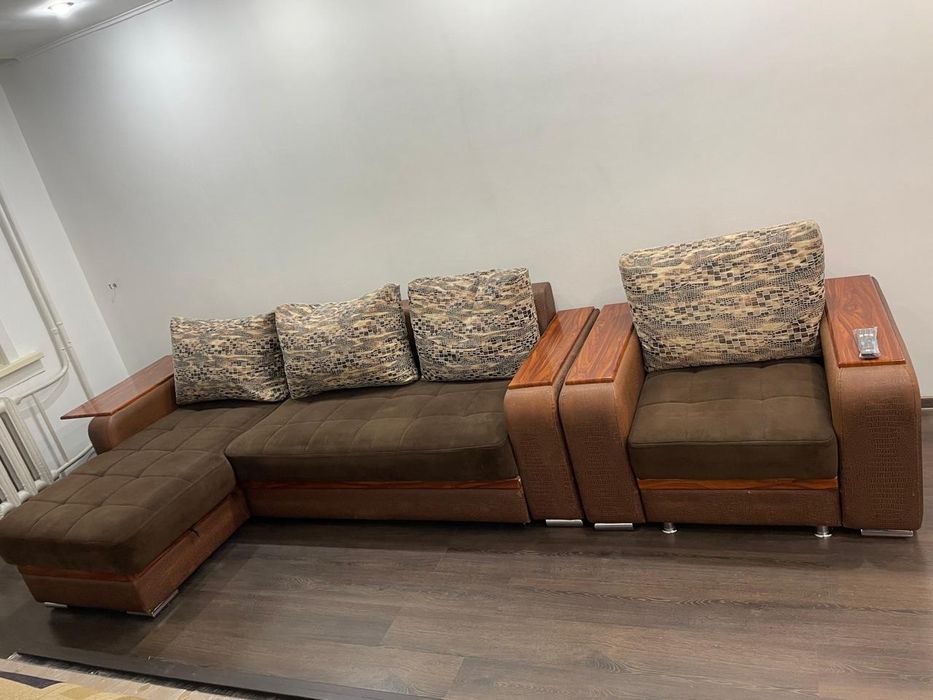 Диван раздвижной, кресло.  Комбинированная  кожа, дерево.