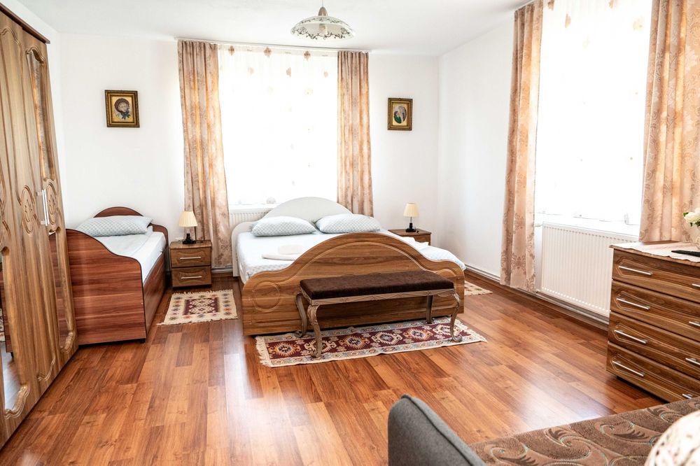 Cabană de închiriat cu ciubăr & terasă încălzită – Oasis Rural, Țigău