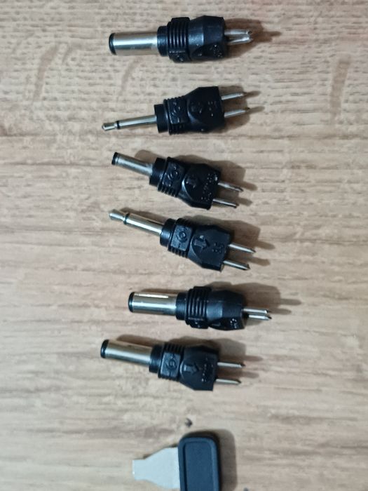 Incarcator alimentator auto reglabil 1,5 - 12v in stare foarte buna