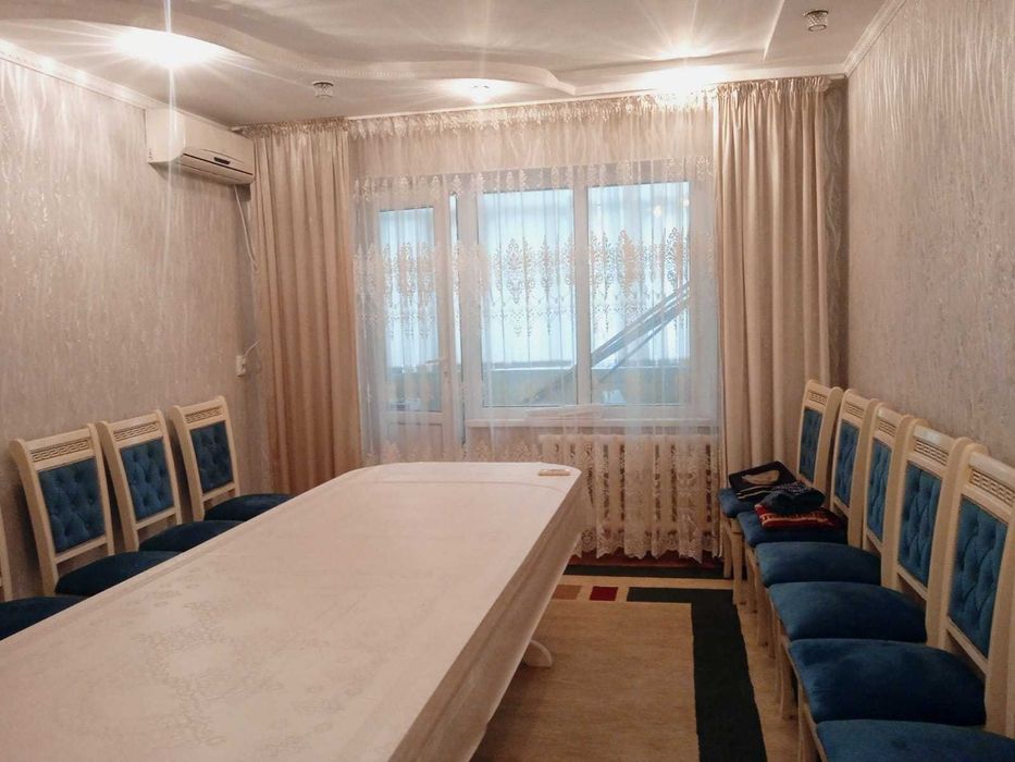 Стол с 16 стульям