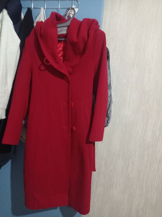 Пальто красные длинный