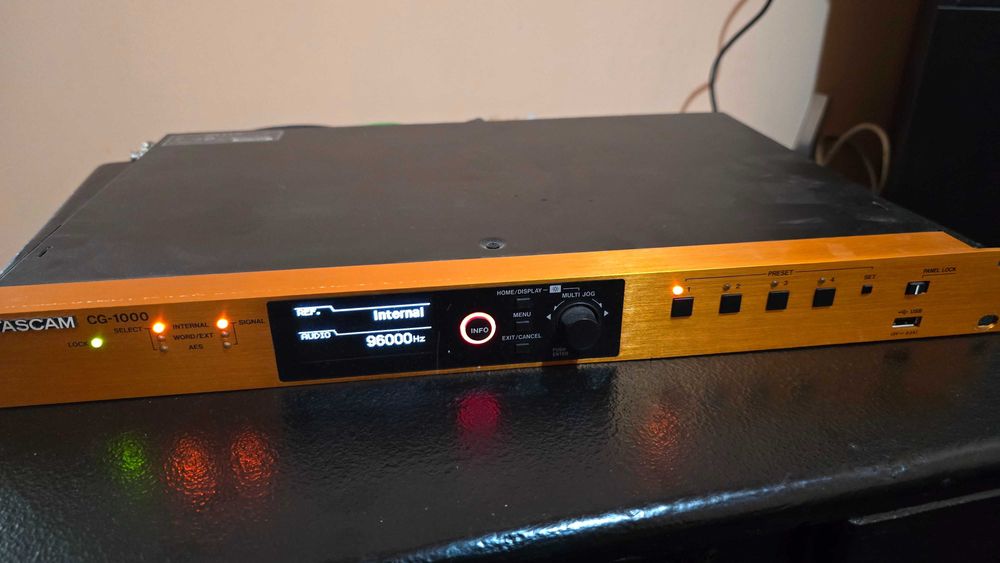 TASCAM CG-1000
Generator de clock