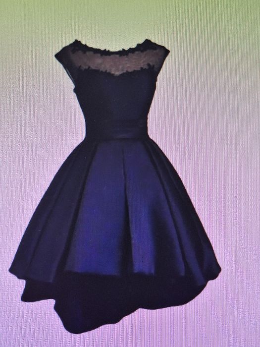 Изключително стилна и красива сатенена рокля