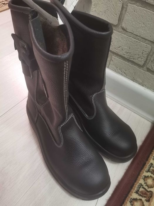 Продам зимнюю спец обувь