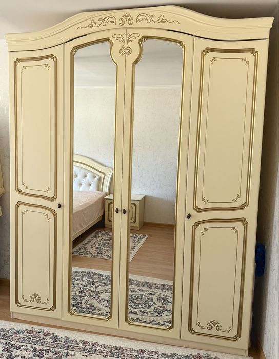 спальный гарнитур ,коврики в подарок