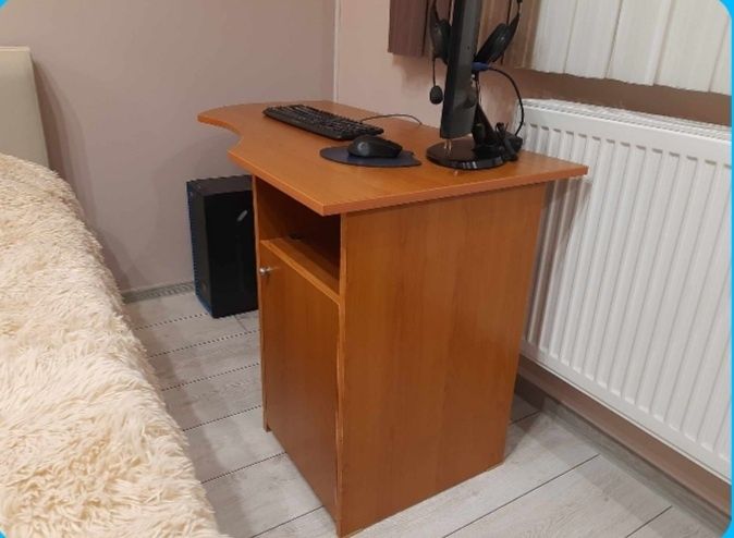 Продавам ученическо бюро