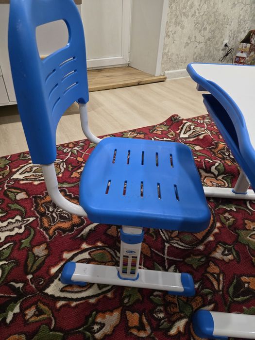 Продам растущую парту и стул.
