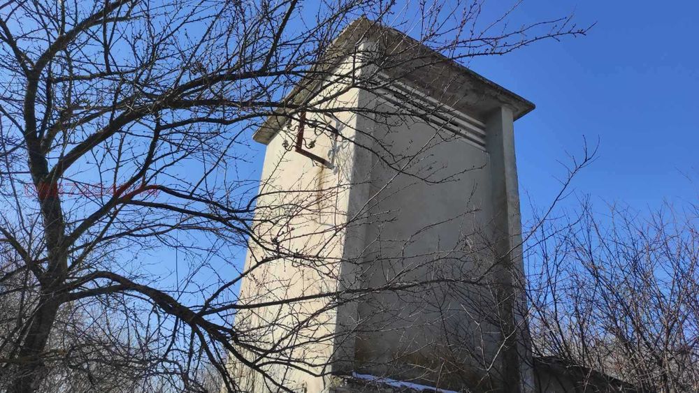 Продавам два парцела с постройки от стопански двор