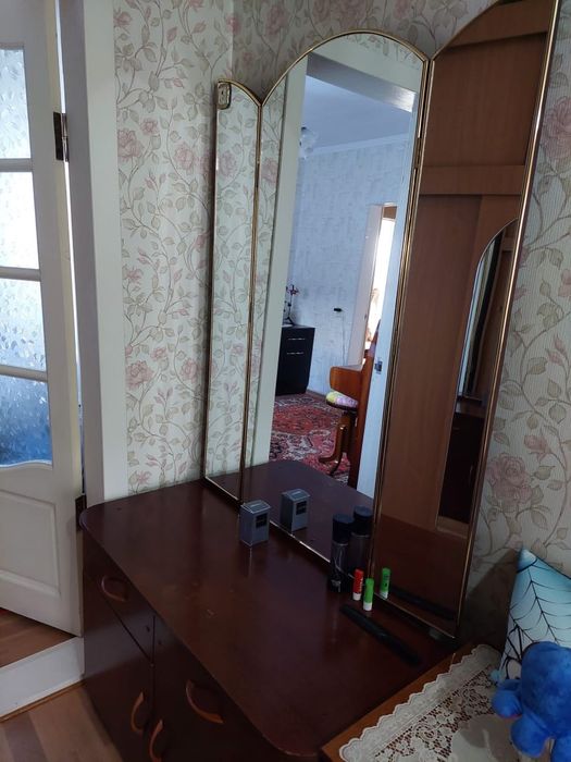 Продам Тумбочки под телевизор и трюмо с зеркалом