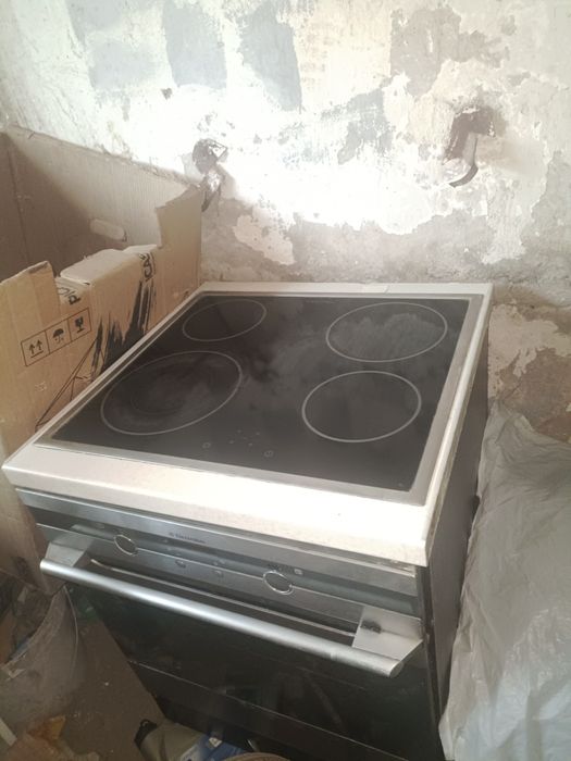 Встроенный плита и духовка.