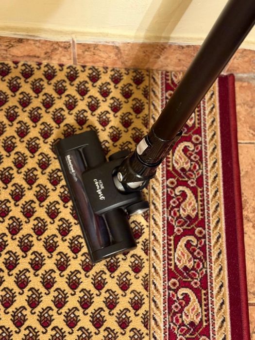 Aspirator Vertical Cu Perie Rotativă Pe Acumultator