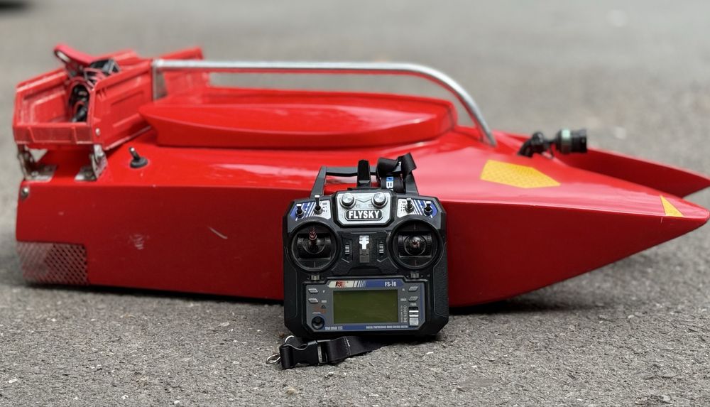 RC лодка за риболов (Bait Boat) с дистанционно FlySky FS-i6