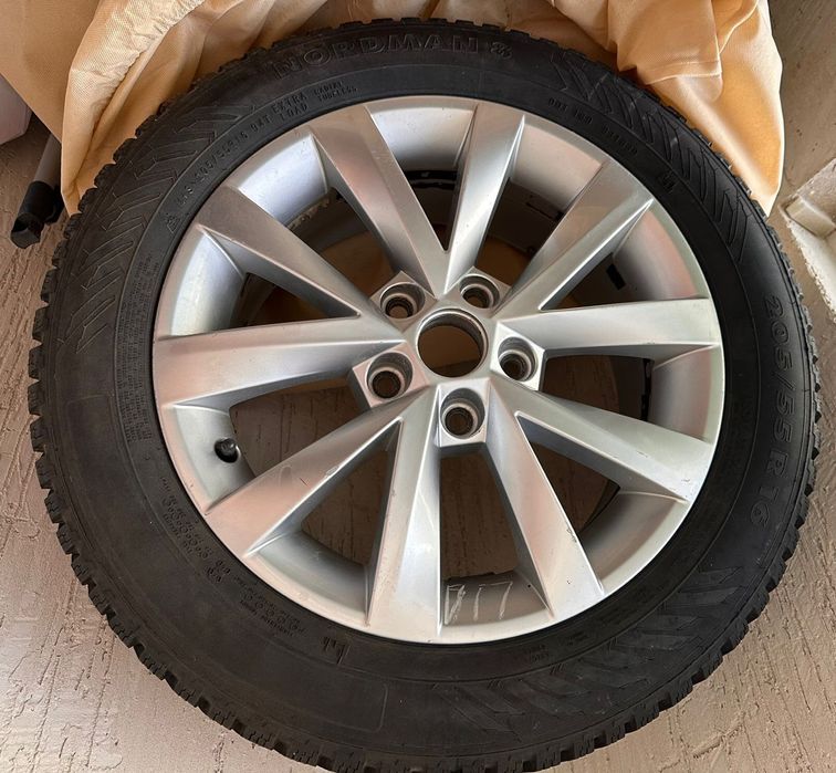 Продаю комплект оригинальных литых дисков