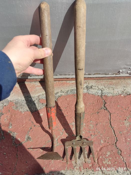 Лопаты , тяпка, вилы.