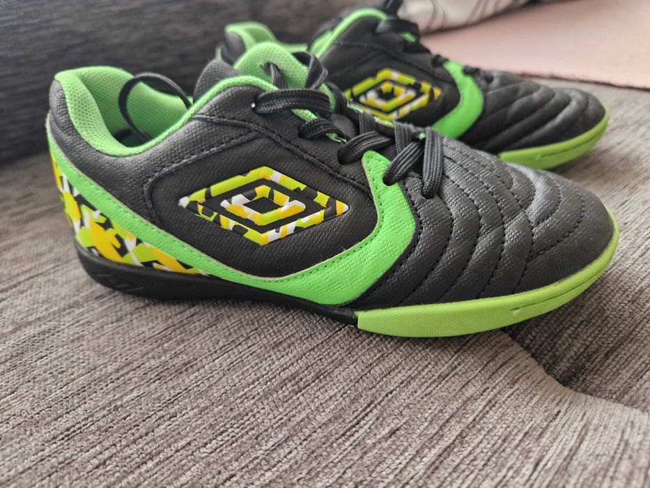 Детски бутонки за футбол Umbro