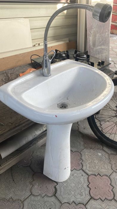 Продам раковину с ножкой