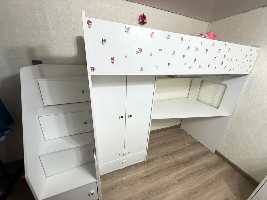 Продам детскую кровать шкаф стол с матрасом.