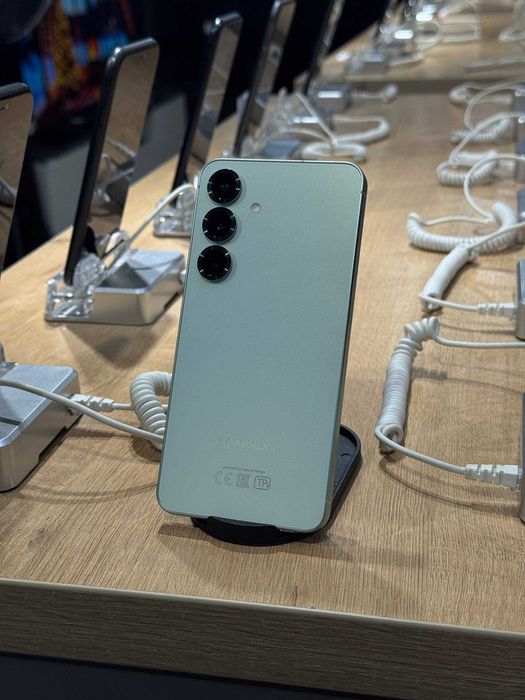 Телефон Samsung Galaxy S25 128GB / Самсунг Галакси С25