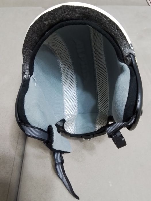 Белый шлем для лыж и сноубордов