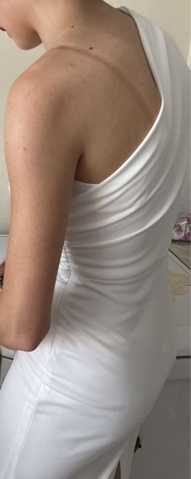 Бяла дълга рокля