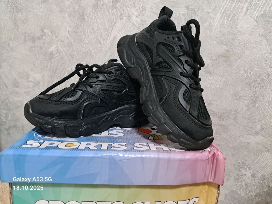 Продам кроссовки детские