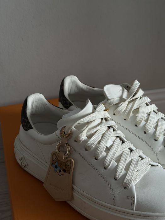 Продам кроссовки LV