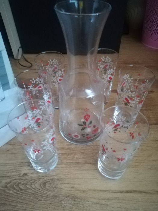 Чашите и Бутилка