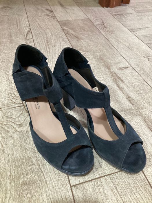 Продаю женские туфли