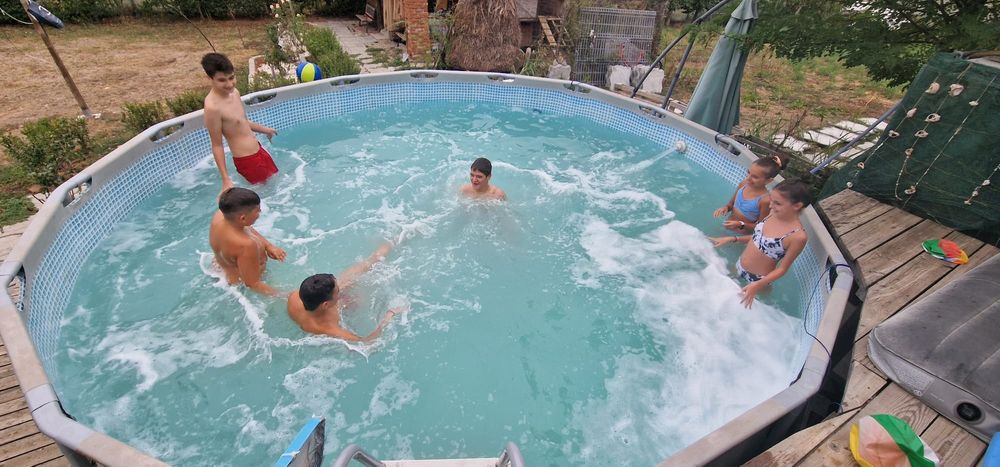 Piscina foarte mare, cu cadru metalic