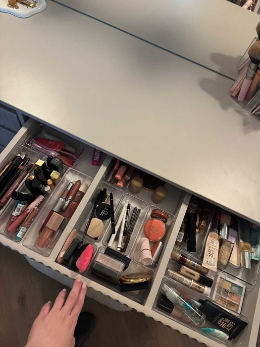 Тоалетка с огледало в отлично състояние (Vanity table with mirror in excellent condition)