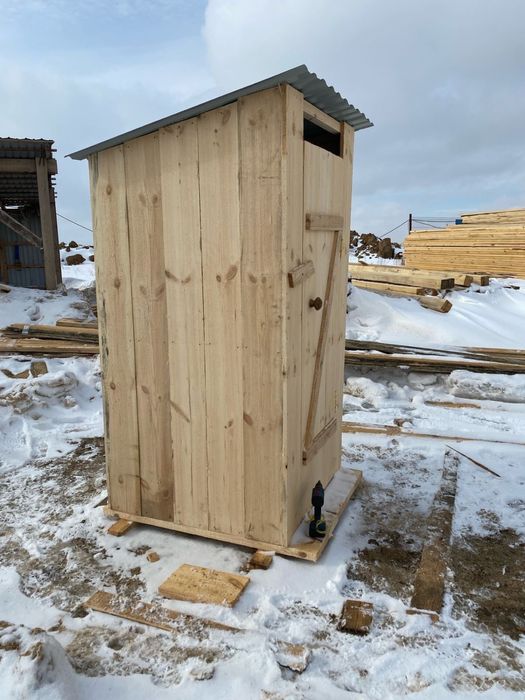 Уличный туалет деревянный и дачные