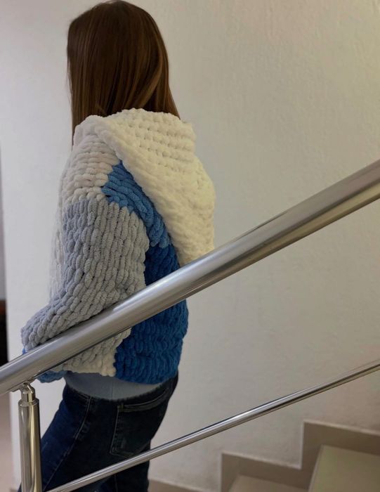 Плетена жилетка син цвят с голяма качулка