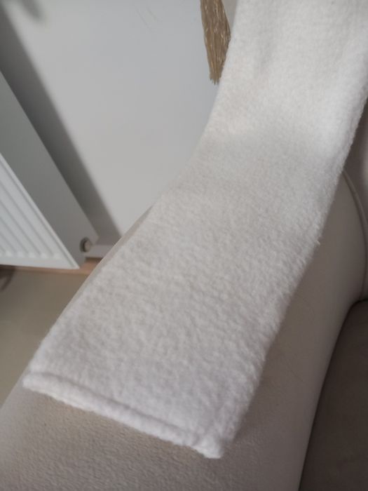 Pulover tricotat pufos alb măsură M potrivit pentru S
