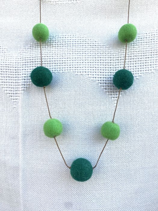 Bijuterii hand made din lana impaslita