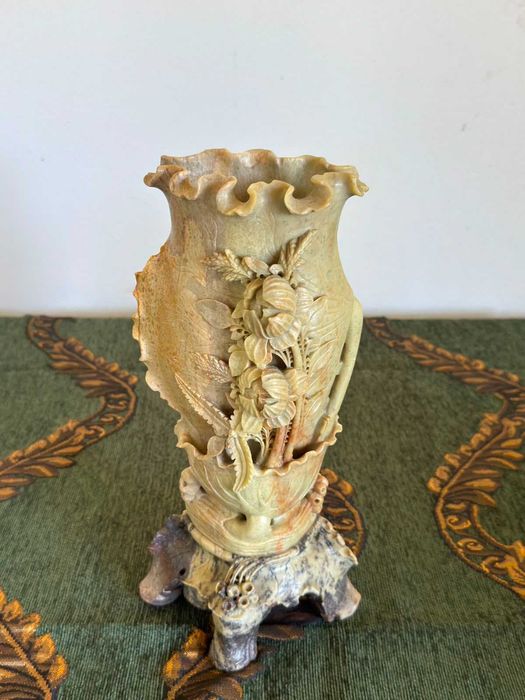 Vază sculptată (steatit), decor floral
