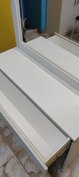 Срочно продам трюмо с зеркалом