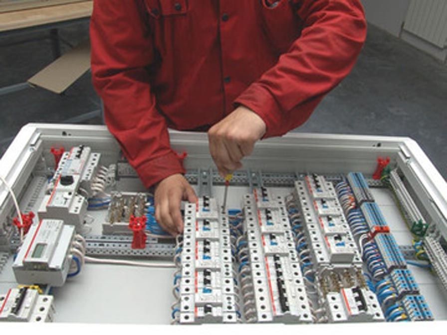 Barcha turdagi Elektrik ishlarni qilamiz