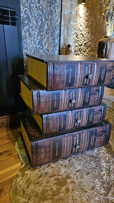 Маса за хранене.Шкаф,скрин,нощни шкафчета. Дизайнерска!