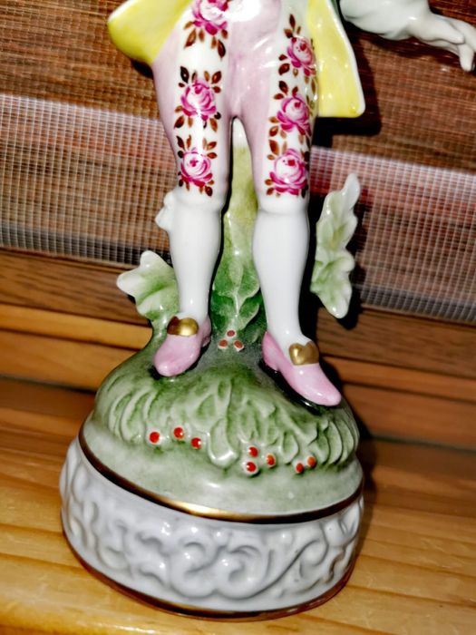 Антикварна фигура на мъж Майсен порцелан колекционерска статуетка 100г