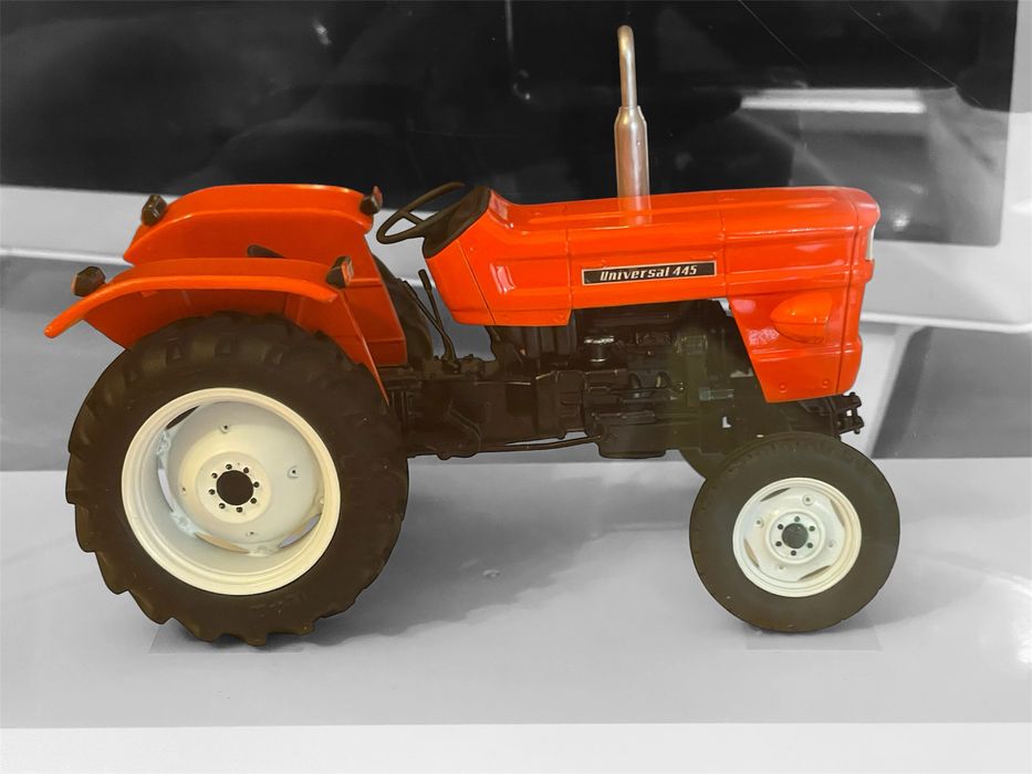 Macheta tractor UTB 445 scara 1:18