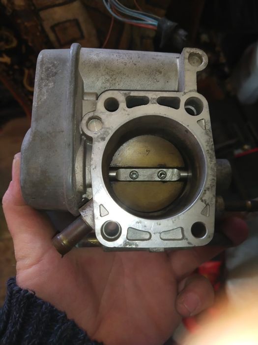 Продам дроссельную заслонку