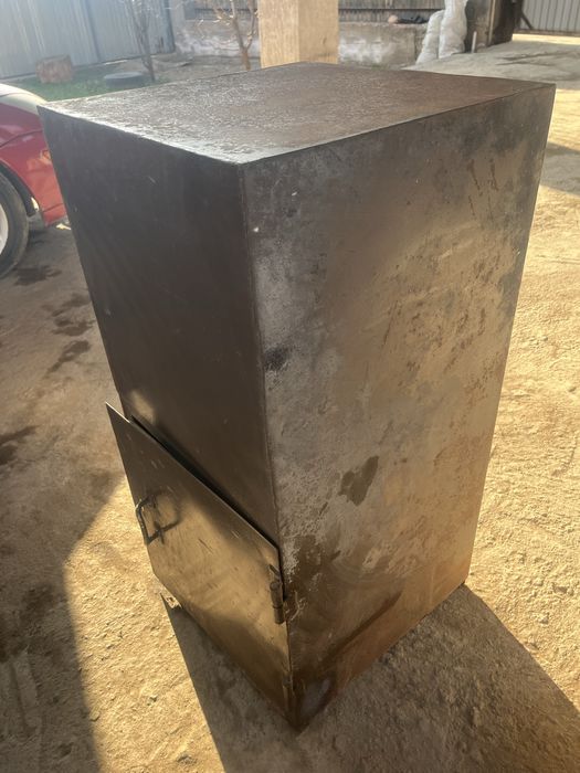 Сейф металлический