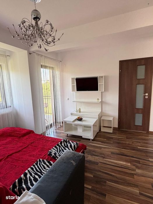 Apartament cu 2 camere, balcon deasupra pârâului și vedere spre pădure