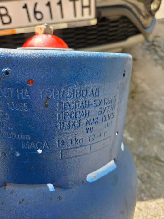 газова бутилка наполвина пълна